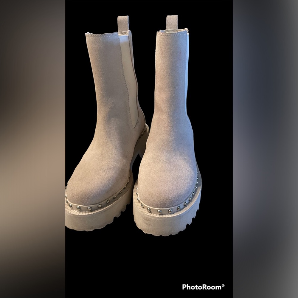 Suede boots